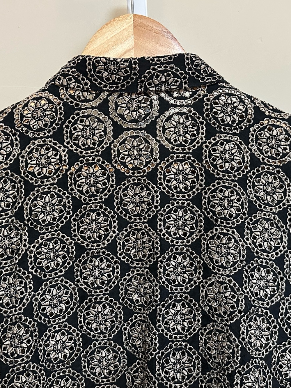 Harari Black Silk Eyelet Embroidered Button Front Blouse L - Picture 8 of 8